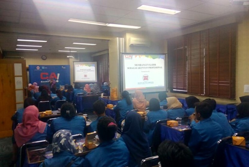 Mahasiswa HMJKA AMIK BSI Jakarta melakukan kunjungan studi ke IAI. 