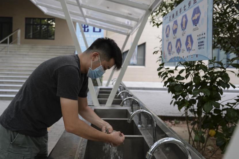China Temukan 25 Kasus Baru Covid-19. Mahasiswa Huazhong University of Science and Technology di Wuhan mencuci tangannya.