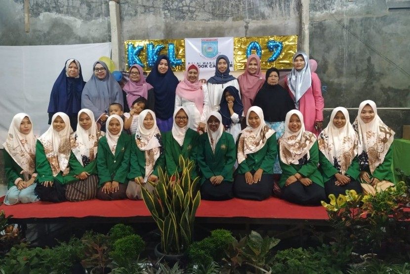 Mahasiswa IIQ menutup kegiatan Kuliah Kerja Lapangan (KKL) di Keluahan Pondok Cabe llir melalui kegiatan haflah Metode Baghdadi.