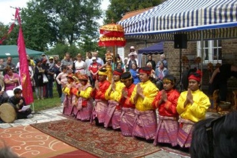 Mahasiswa Indonesia asal Aceh menampilkan tari saman pada perayaan Hari kebudayaan Indonesia (Indonesischer Kulturtag) di Koeln, Jerman.