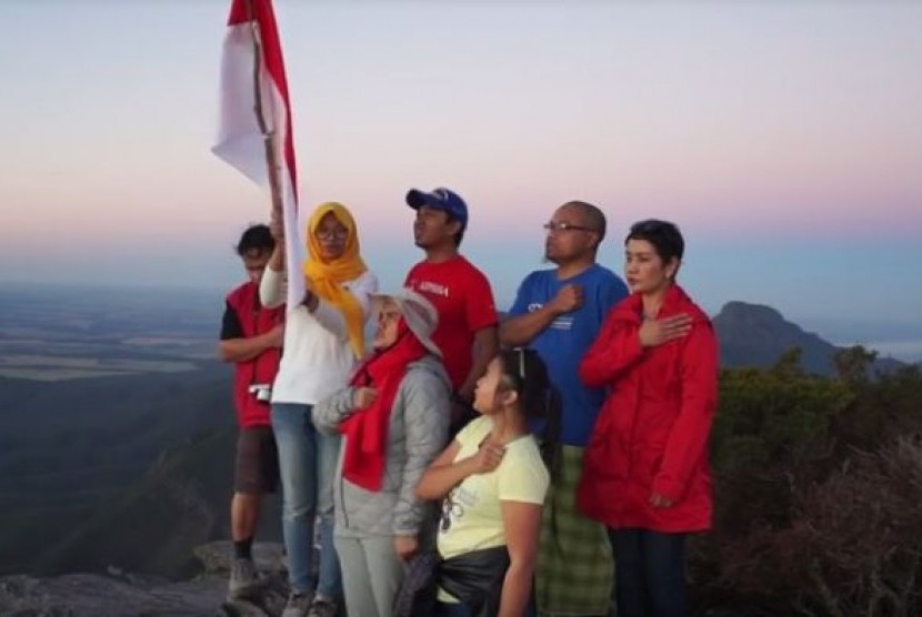 Mahasiswa Indonesia di Puncak Bluff Knoll, Australia Barat.