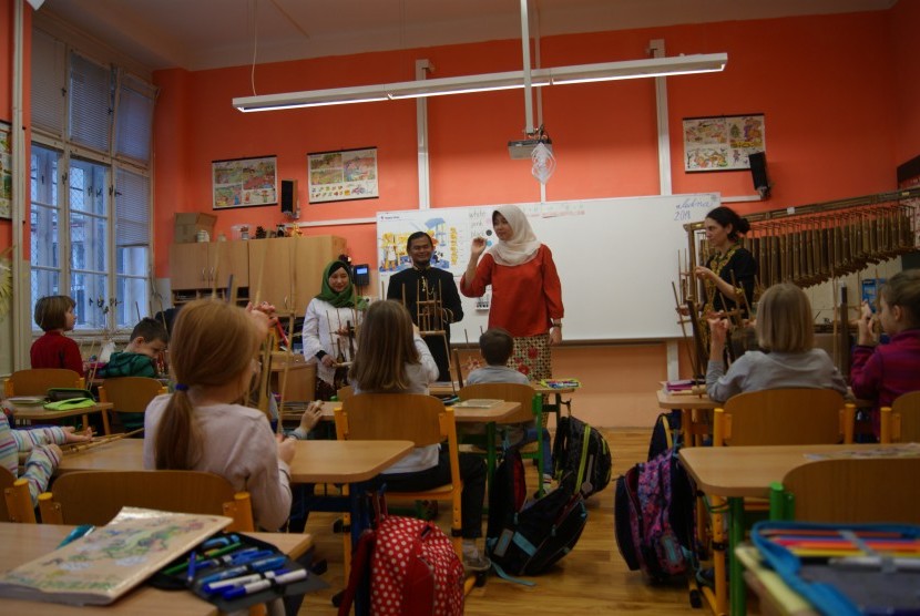 Mahasiswa Indonesia mengenalkan Indonesia lewat alat musik angklung kepada siswa SD di Praha, Ceska.