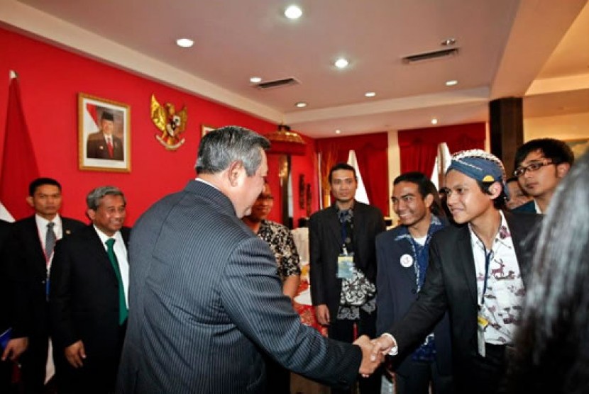 Mahasiswa Indonesia yang kuliah di Inggris bertemu presiden RI ke-6, Susilo Bambang Yudhoyono.