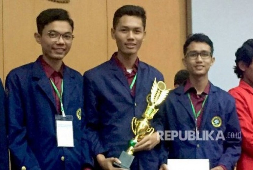 Mahasiswa IPB berhasil menjuarai lomba karya tulis mahasiswa tingkat nasional bidang maritim yang diadakan oleh Universitas Hasanuddin (Unhas) Makassar. 