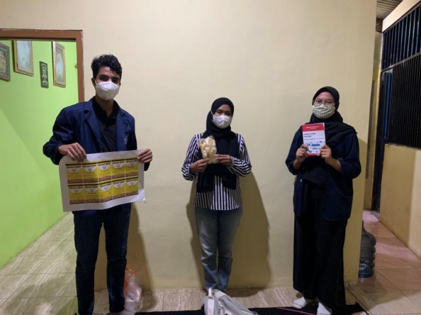 Mahasiswa IPB membantu UMKM bawang boreng, kerupuk kulit dan kopi di Desa Cibanteng, Bogor.
