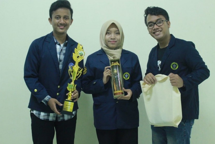 Mahasiswa IPB meraih juara dalam acara lomba Debat Land Formation 2018.   