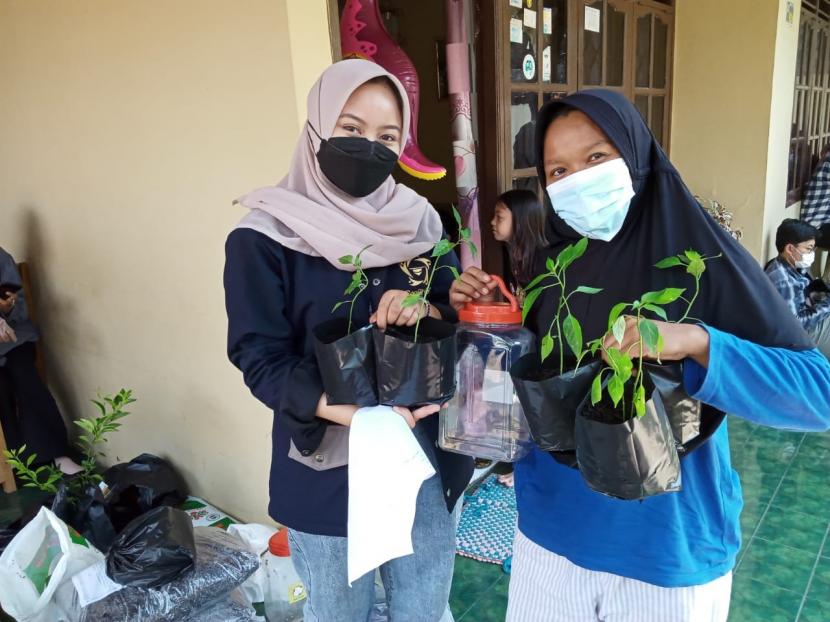 Mahasiswa IPB University yang tergabung dalam Program Holistik Pembinaan dan Pemberdayaan Desa (PHP2D) REESA  mengajak warga Desa Cibanteng, Bogor untuk memanfaatkan pekarangan rumah dengan menanam tanaman sayur dan buah, Sabtu (25/9).