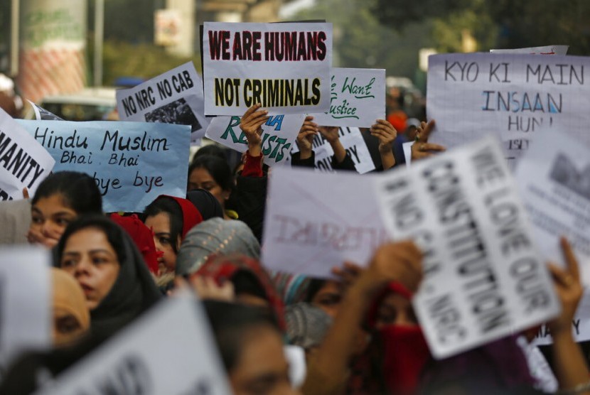 Mahasiswa Jamia Millia Islamia University berunjuk rasa menentang Undang-Undang Kewarganegaraan India di New Delhi, Rabu (18/12). Anak muda, terutama perempuan, menjadi garda terdepan dalam protes UU Kewarganegaraan.