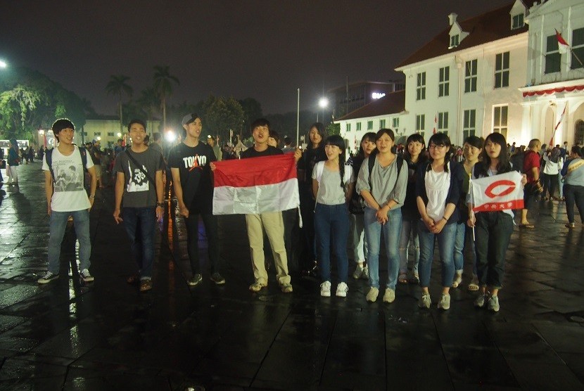 Mahasiswa Jepang yang melakukan interaksi dengan masyarakat Indonesia dengan cara mengamen di Kota Tua