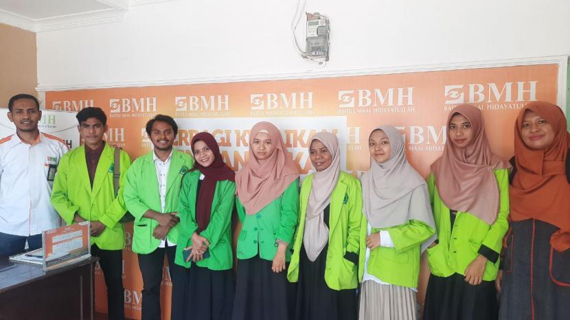 Mahasiswa Jurusan Ekonomi Syariah STAI Kupang melakukan program Studi Manajemen ZISWAF ke Laznas BMH Nusa Tenggara Timur (NTT), Kupang, Senin  (20/6).