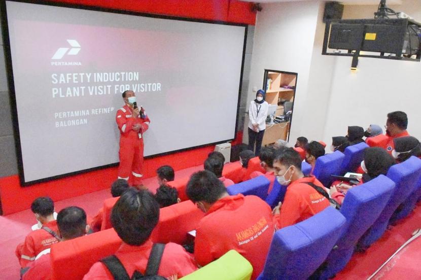 Mahasiswa jurusan Fire & Safety Institut Teknologi Petroleum Balongan (ITPB) mendapat penjelasan terkait bisnis kilang RU VI Balongan, Indramayu.