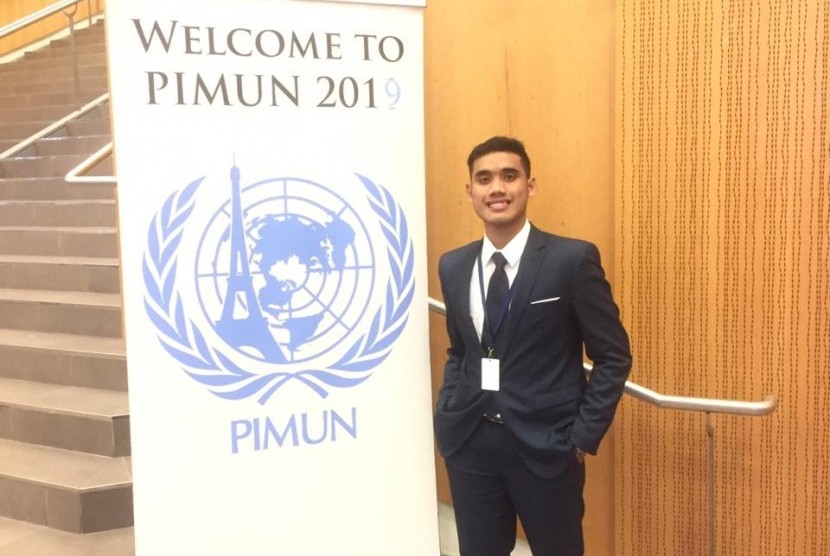 Mahasiswa Jurusan Hubungan Internasional (HI) Fakultas Ilmu Sosial dan Ilmu Politik (FISIP) Universitas Sebelas Maret (UNS) Solo, Muflih Dwi Fikri, memenangkan penghargaan The Most Outstanding Delegates di Paris International Model United Nations, sebuah kompetisi diplomasi dan negosiasi berbentuk simulasi sidang PBB yang diselenggarakan di Paris, Perancis, pada 3 Juni 2019. 