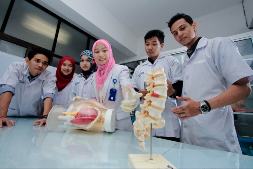 Mahasiswa kedokteran Universitas Muhammadiyah Malang (UMM) tengah melakukan  praktikum. 