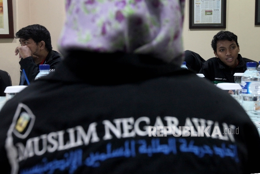 Mahasiswa Kesatuan Aksi Mahasiswa Muslim Indonesia (KAMMI) saat melakukan kunjungan di Kantor Republika, Jakarta, Jumat (28/4).