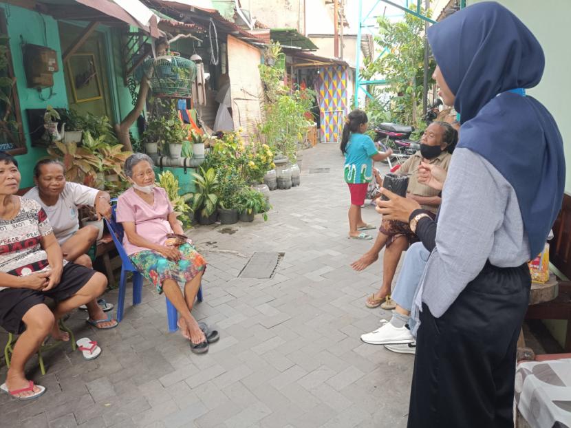  Mahasiswa KKN Alternatif ke-48 Kelompok II B4 UAD menyosialisasikan ovitrap sebagai upaya pencegahan DBD kepada warga di Kelurahan Ngupasan, Gondomanan, Kota Yogyakarta.