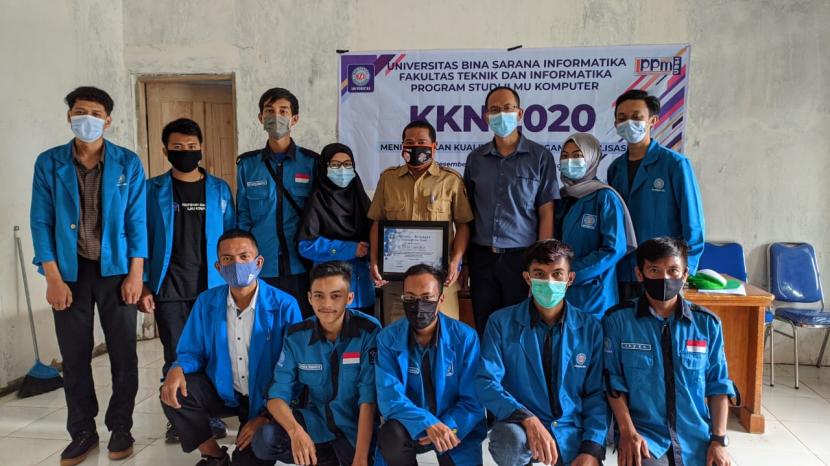 Mahasiswa KKN kampus UBSI Sukabumi memberikan  pelatihan digitalisasi dan mentoring kepada warga Kampung Ciambar Kolot, Sukabumi, Jawa Barat.