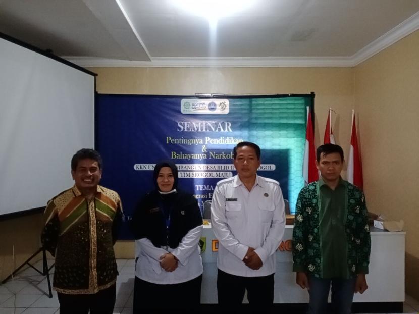 Mahasiswa KKN kelompok 01 UNUSIA mengadakan seminar tentang pendidikan dan bahaya narkoba bagi remaja di Kantor Desa Srogol, Kecamatan Cigombong,  Kabupaten Bogor,  Jawa Barat, Senin (22/8/2022).