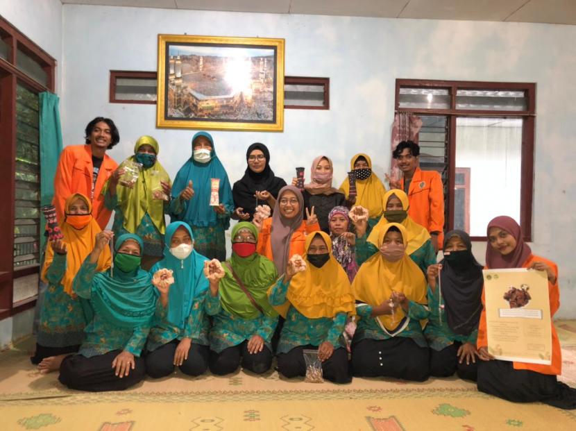 Mahasiswa KKN Reguler 88 UAD melakukan pelatihan pembuatan kerupuk kulit singkong kepada puluhan anggota PKK di Dusun Beku, Banjarharjo, Kalibawang, Kabupaten Kulon Progo.