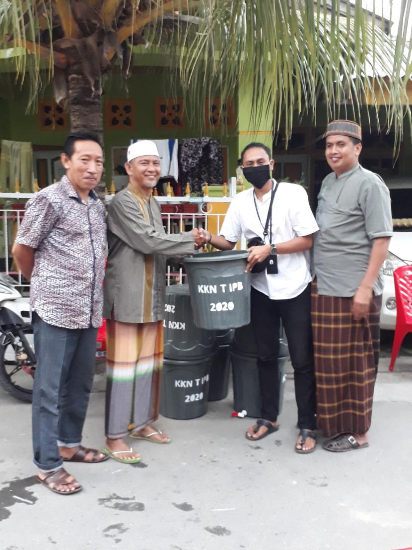Mahasiswa KKN-T IPB University Kota Palu memperkenalkan budidaya ikan dalam ember (Budikdamber) kepada warga setempat.   