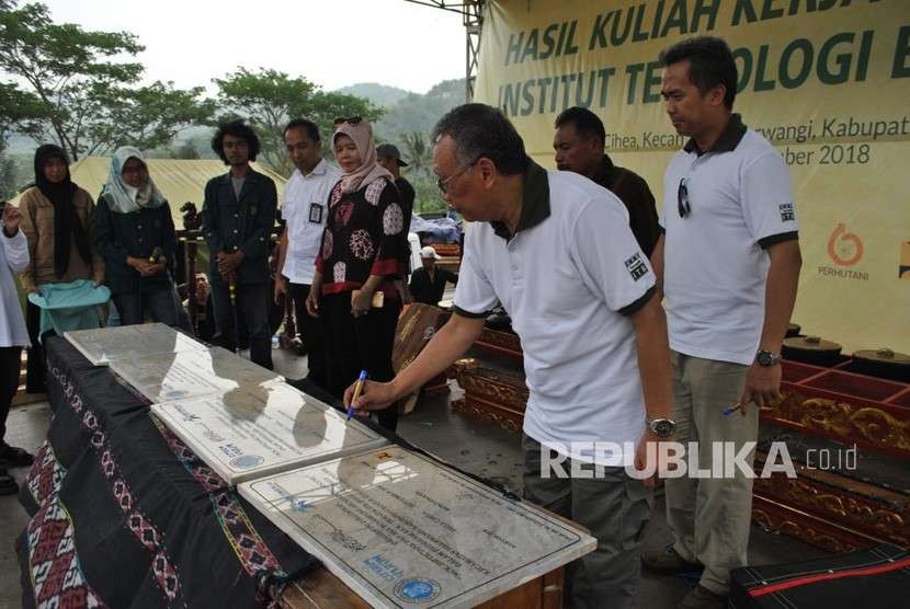 Mahasiswa KKN Tematik ITB mengaplikasikan teknologi tepat guna di Desa Cihea, Kabupaten Cianjur. Mahasiswa membangun septic tank bio filter dan screen house.  (ilustrasi)