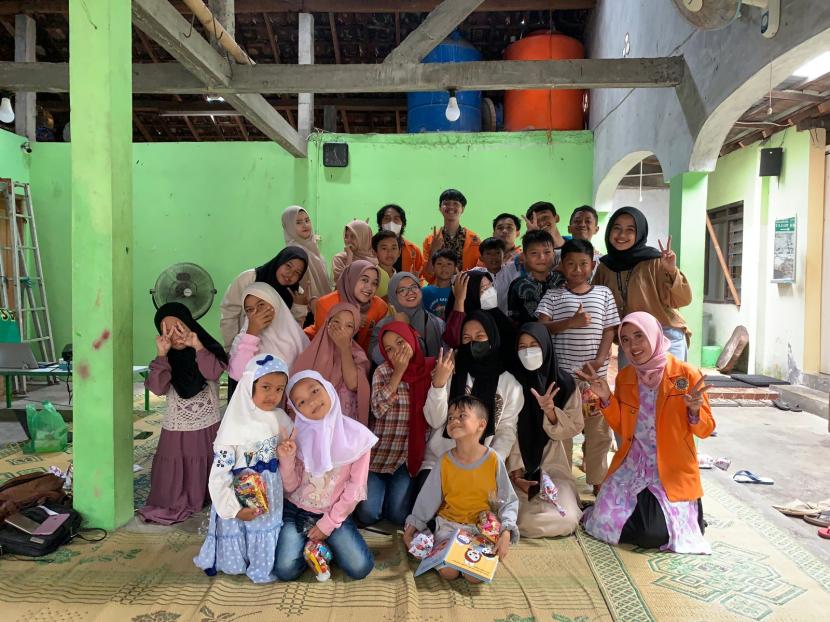 Mahasiswa KKN UAD menggelar gerakan literasi di Ngampilan, Kota Yogyakarta, guna meningkatkan ekoliterasi pada anak.