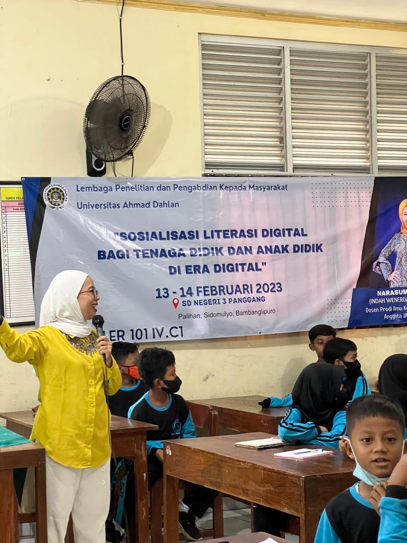 Mahasiswa KKN UAD menggelar sosialisasi literasi digital dengan menyasar peserta didik dan tenaga didik di SD Negeri 3 Panggung, Sidomulyo, Bambanglipuro, Kabupaten Bantul.