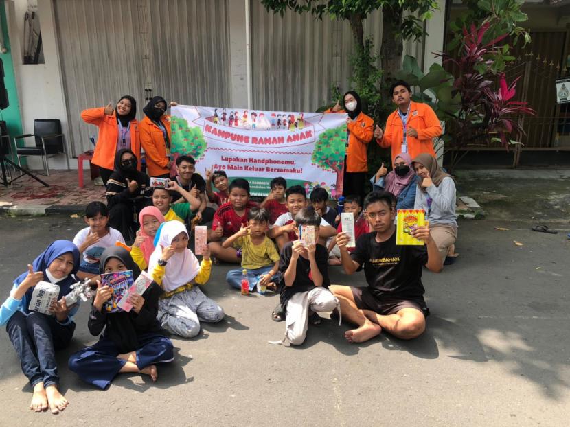 Mahasiswa KKN UAD Unit VAI menggiatkan kembali permainan tradisional di Panembahan, Keraton, Kota Yogyakarta.