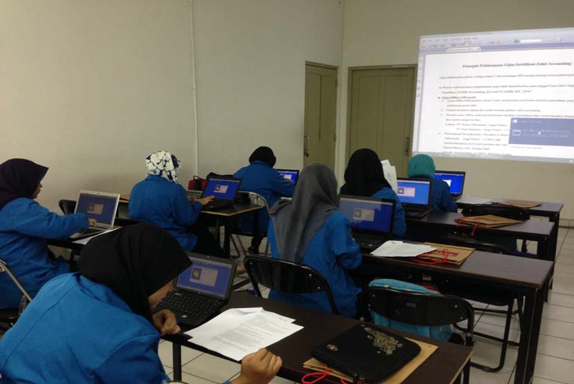 Mahasiswa Komputerisasi Akuntansi BSI mengikuti ujian sertifikasi Zahir di  Jakarta, Senin (20/6/2016).  