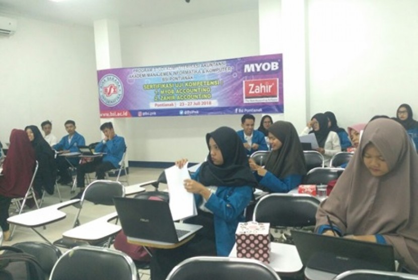 Mahasiswa Komputerisasi Akuntansi BSI Pontianak antusias mengikuti uji sertifikasi MYOB.jpg