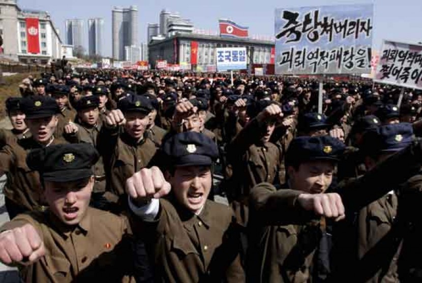Mahasiswa Korea Utara meneriakkan yel dukungan kepada pemimpin mereka Kim Jong Un di lapangan Kim Il Sung Square,Pyongyang,Korea Utara, Jumat (29/3).