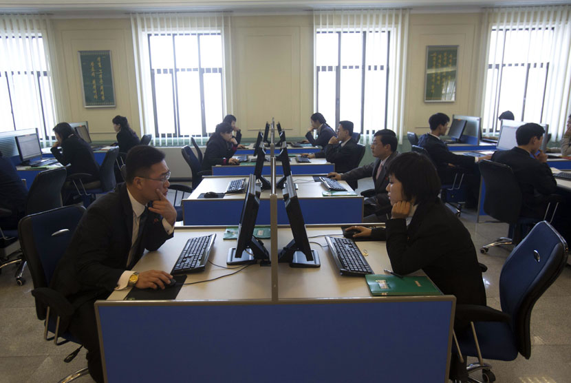  Mahasiswa Korea Utara tengah belajar di dalam laboratorium komputer di Universitas Kim Il Sung, Pyongyang, Selasa (8/1). (AP/David Guttenfelder)