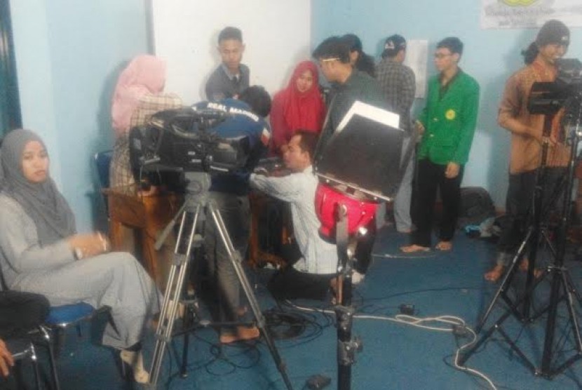 Mahasiswa KPI-FAI UMJ berlatih sinematografi.