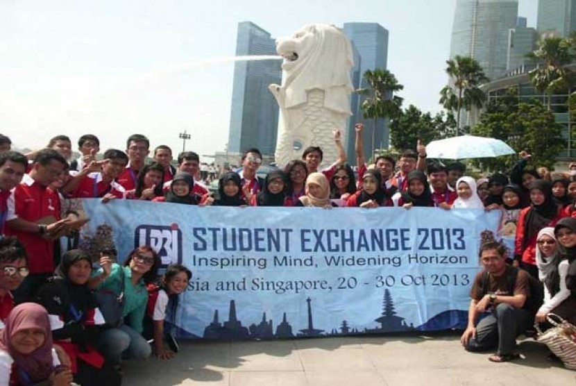 Mahasiswa LP3I di Singapura.