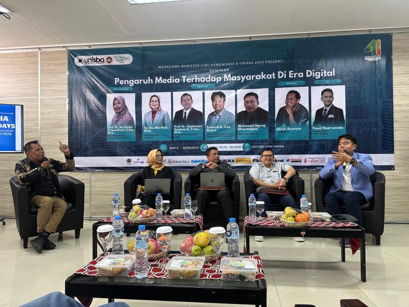 Mahasiswa Magister Ilmu Komunikasi (Mikom) B-2023 Unisba menggelar seminar bertema ‘Pengaruh Media Terhadap Masyarakat di Era Digital’ di Gedung LPPM Unisba, Kota Bandung, Sabtu (22/6/2024).
