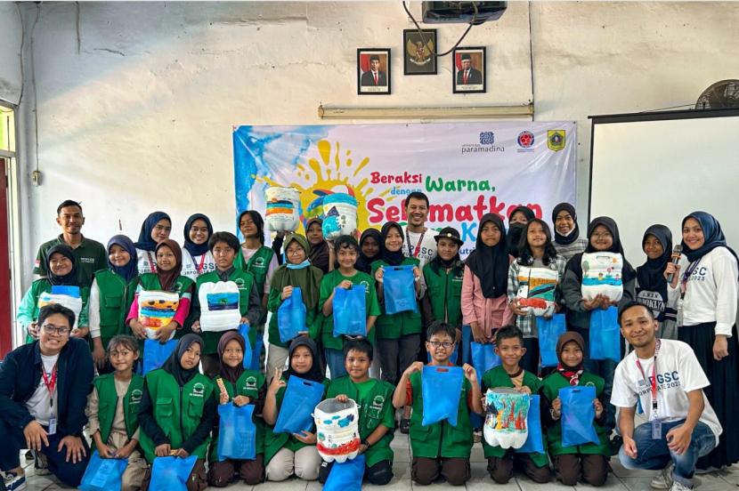 Mahasiswa Magister Ilmu Komunikasi Universitas Paramadina mengajak siswa-siswi Sekolah Dasar (SD) untuk peduli lingkungan sejak dini. 