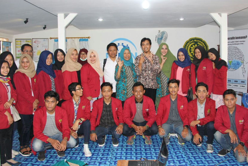 Mahasiswa-mahasiswi KKN UMY melakukan renovasi Rumah Data Kependudukan di Bantul, Yogyakarta.