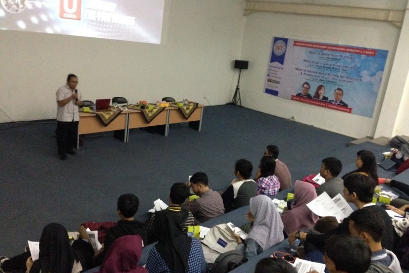 Mahasiswa Manajemen Informatika BSI mengikuti seminar data mining.