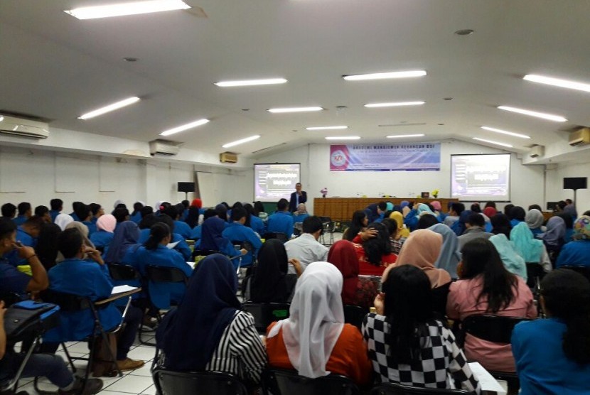 Mahasiswa manajemen perpajakan AMK BSI mengikuti seminar perpajakan.