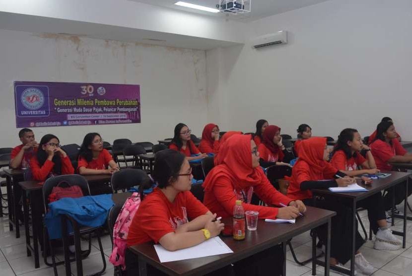 Mahasiswa Manajemen Perpajakan UBSI mengikuti seminar tematik.