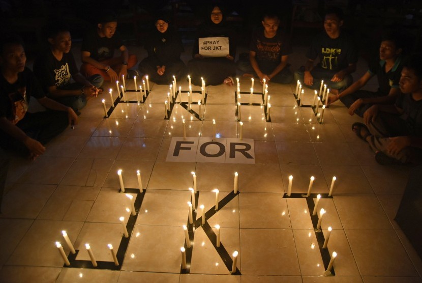 Mahasiswa melakukan aksi demo pengecaman aksi teror yang terjadi di Jakarta dengan menyalakan lilin di Universitas Muhammadiyah Surabaya, Jawa Timur, Kamis (14/1).