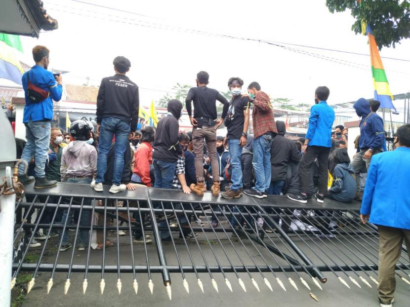 Mahasiswa melakukan aksi menolak UU Cipta Kerja di depan gedung DPRD Kota Tasikmalaya, Rabu (7/10).