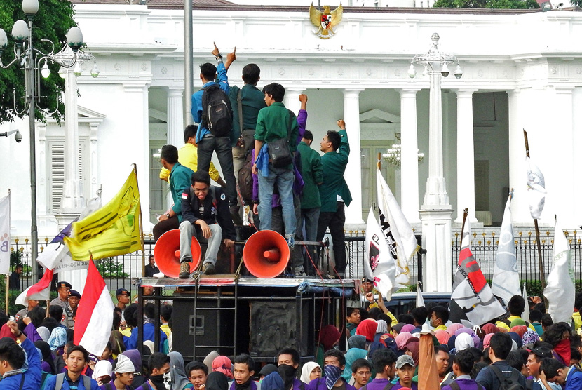 Mahasiswa melakukan aksi menuntut penurunan harga.