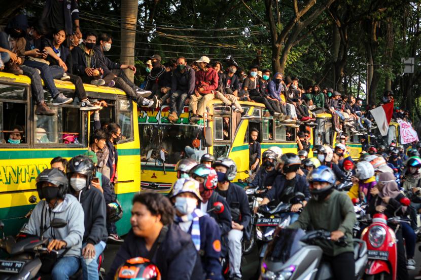 Mahasiswa melakukan aksi penolakan terhadap UU Cipta Kerja.