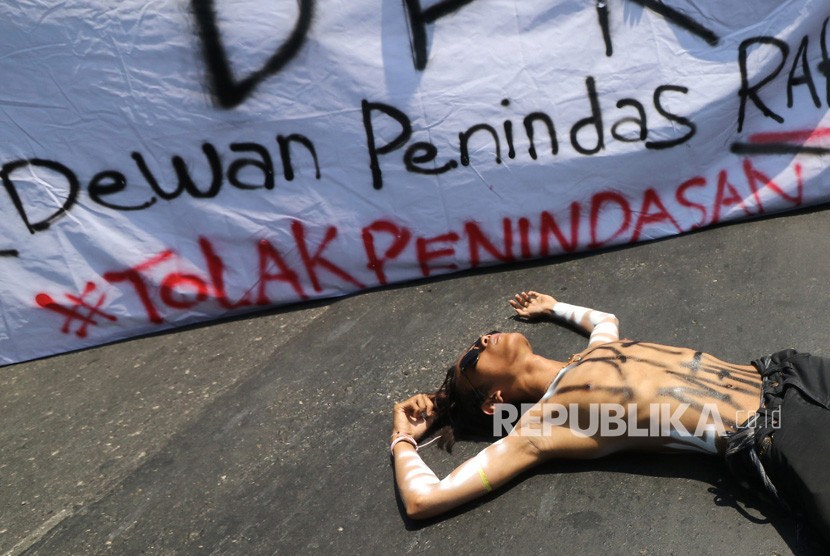 Mahasiswa melakukan aksi teatrikal saat berunjuk rasa di depan gedung DPRD Kota Kediri, Jawa Timur, Selasa (24/9/2019).