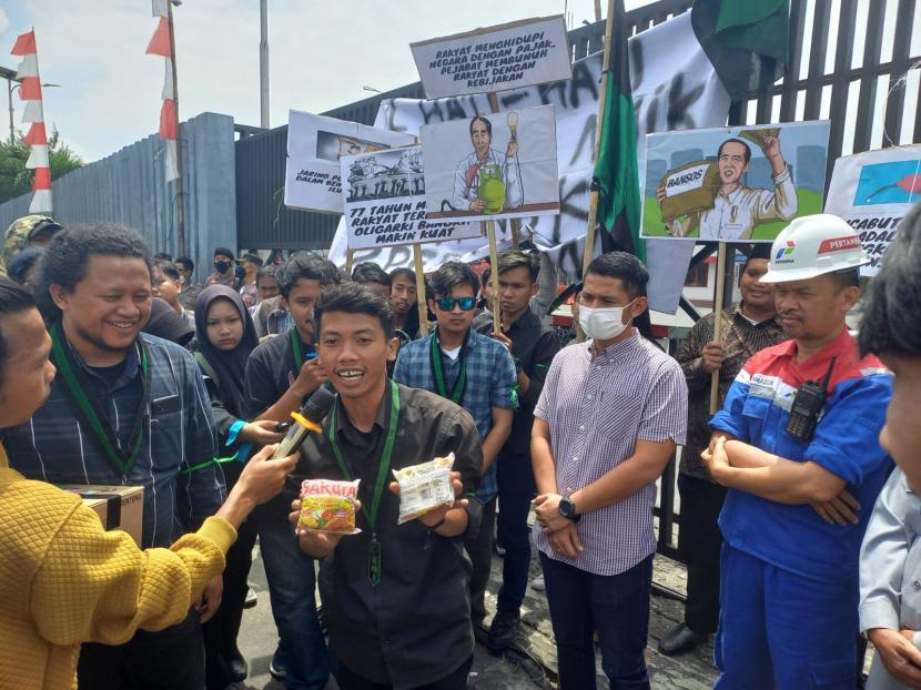 Mahasiswa melakukan aksi tolak kenaikan harga BBM di depan Terminal BBM Tasikmalaya, Jalan Garuda, Kecamatan Tawang, Kota Tasikmalaya, Selasa (30/8/2022). 