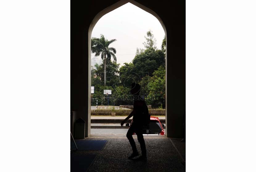 Mahasiswa melintas usai mengikuti shalat Jumat di Masjid Agung Al-Azhar, Jakarta, Jumat (3/10). (Republika/ Tahta Aidilla)