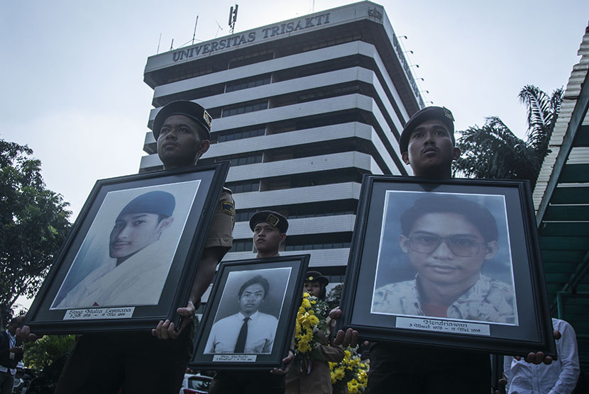 Mahasiswa membawa foto korban tragedi 12 Mei 1998 dalam Peringatan 20 Tahun Reformasi di Universitas Trisakti, Grogol, Jakarta, Sabtu (12/5).