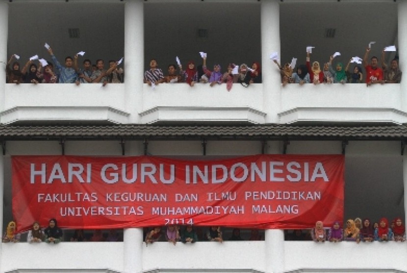 Mahasiswa memperingati Hari Guru di Gedung Kuliah Universitas Muhammadiyah Malang, Selasa (25/11). 