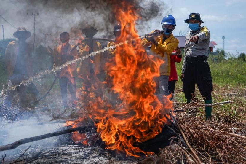 Mahasiswa mempraktikkan cara memadamkan api di lahan gambut saat mengikuti pelatihan penanganan kebakaran hutan dan lahan (karhutla), Palangkaraya, Kalimantan Tengah.