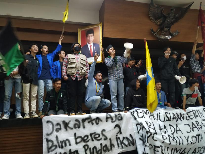Mahasiswa menduduki Gedung DPRD Kota Tasikmalaya dalan aksi yang digelar pada Jumat (8/4/2022). 